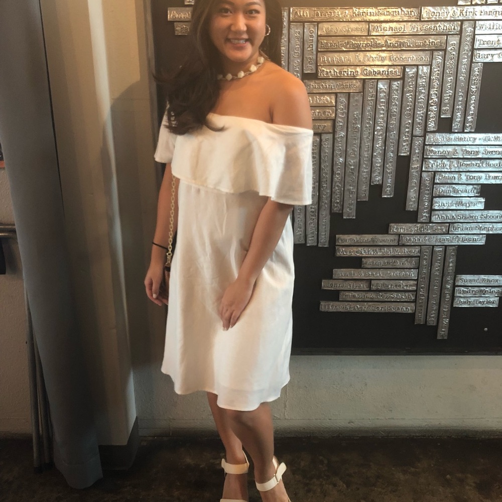 White off the shoulder linen dress - Picture 2 of 3
